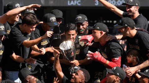 Carlos Vela con el trofeo de conferencia que le dio el pase a la final de la MLS Cup.