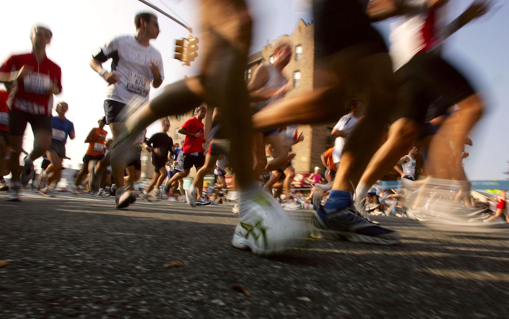 Corredor logra finalizar maratón… mientras fumaba decenas de cigarros uno  tras otro - La Opinión