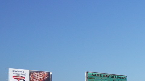 Unos 50,000 autos cruzan a diario la frontera de Tijuana a San Diego.