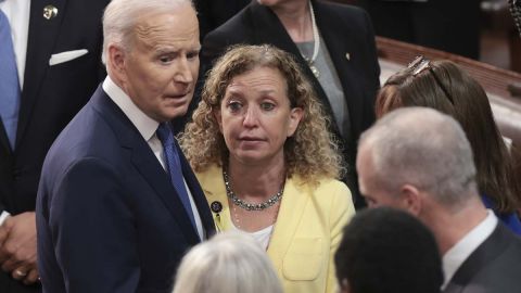 Debbie Wasserman figura en el círculo de amigos del mandatario