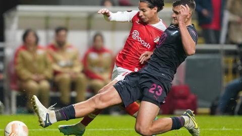 Diego Lainez disputando un balón con el Braga en Europa League.