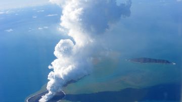 Erupción de volcán desata la fumarola más alta alguna vez registrada