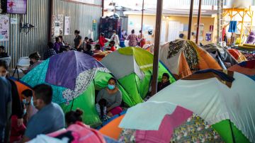 Miles de inmigrantes permanecen en Tijuana en busca de una oportunidad para entrar a EEUU.
