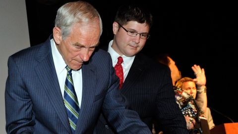 Jesse Benton (c) aparece junto al representante Ron Paul (d) en esta foto de mayo de 2011.