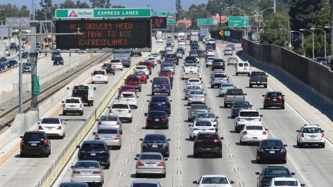 La foto muestra carriles expresos (i) y carriles regulares en Los Ángeles.