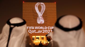 El emblema oficial de la Copa Mundial de la FIFA Qatar 2022™️ se presenta en el Souq Waqif de Doha en el edificio Msheireb - Museo del Archivo Nacional de Qatar el 3 de septiembre de 2019 en Doha, Qatar.