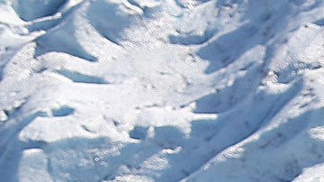 Se ve un barco turístico cerca de un terminal de glaciares en las montañas Kenai el 6 de septiembre de 2019 cerca de Primrose, Alaska. Los científicos del Servicio Geológico de EE. UU. han estado estudiando los glaciares en el área desde 1966 y sus estudios muestran que el calentamiento del clima ha resultado en una pérdida sostenida de masa glacial a medida que el derretimiento superó la acumulación de nieve y hielo nuevos.