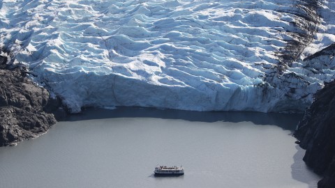 Se ve un barco turístico cerca de un terminal de glaciares en las montañas Kenai el 6 de septiembre de 2019 cerca de Primrose, Alaska. Los científicos del Servicio Geológico de EE. UU. han estado estudiando los glaciares en el área desde 1966 y sus estudios muestran que el calentamiento del clima ha resultado en una pérdida sostenida de masa glacial a medida que el derretimiento superó la acumulación de nieve y hielo nuevos.