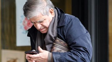 VIDEO: Hombre en Chile devuelve en tienda celular robado por su hija y pide perdón en medio de llanto