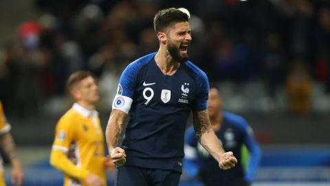 Oliver Giroud, delantero de la Selección de Francia celebrando un gol.