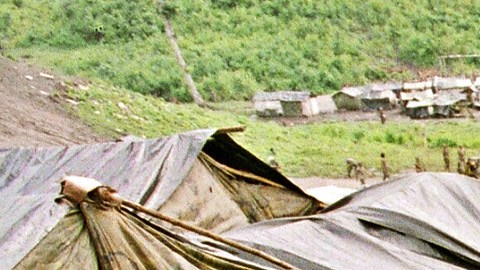 Un grupo de soldados de la Contra de la Resistencia Nicaragüense (RN) en el campamento "Jorge Salazar Uno" realiza su entrenamiento físico diario el 09 de enero de 1989.