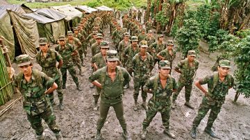 Un grupo de soldados de la Contra de la Resistencia Nicaragüense (RN) en el campamento "Jorge Salazar Uno" realiza su entrenamiento físico diario el 09 de enero de 1989.