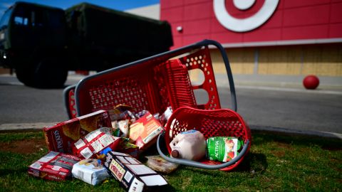 Ataque en Target: 3 personas apuñaladas en tienda en el centro de Los Ángeles, mientras sospechoso fue neutralizado