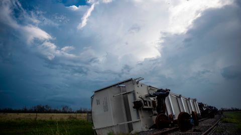 Tren se descarrila en Luisiana y provoca evacuación de vecinos tras fuga de ácido