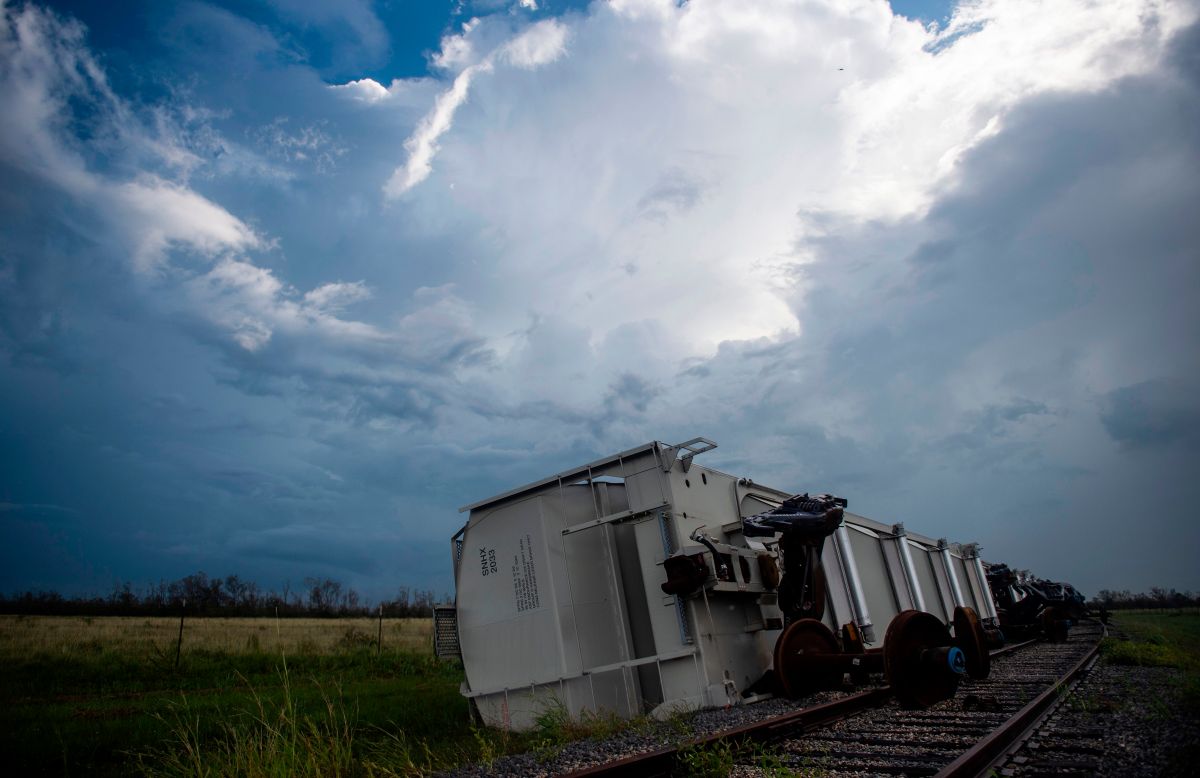 Train derails in Louisiana, causing residents to evacuate after acid