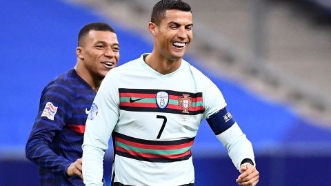 Kylian Mbappé (i) y Cristiano Ronaldo (d) son dos de las máximas figuras del fútbol mundial.