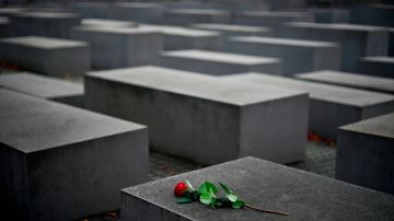 Una rosa roja solitaria yace sobre una de las estelas de hormigón del Monumento a los Judíos Asesinados de Europa (Memorial del Holocausto) en Berlín el 9 de noviembre de 2020, el 82º aniversario del pogrom nazi de la Kristallnacht.