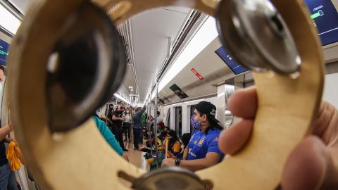 Fanáticos mexicanos en el metro de Doha, Qatar.