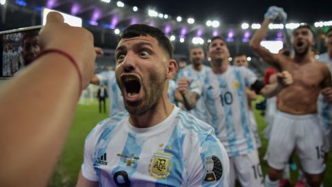 Sergio 'Kun' Agüero celebrando el título de Copa América con Argentina.