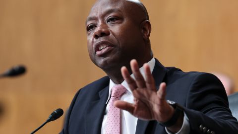 Tim Scott aspira a por lo menos desplazar a Ron DeSantis en el segundo puesto de las preferencias republicanas