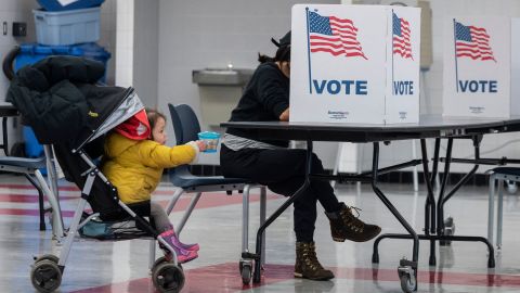 Latinos de Colorado enfrentan mentiras sobre las elecciones en español.