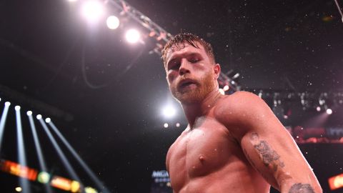 Saúl 'Canelo' Álvarez enfrentó a Caleb Planta en noviembre de 2021.