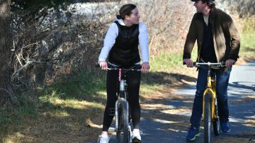 Naomi Biden y su prometido Peter Neal en un paseo en bicicleta en Nantucket, el 23 de noviembre de 2021.