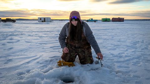 Rescatan a 200 pescadores en luego de que el gran trozo de hielo donde estaban se rompiera y se alejara flotando