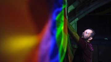 Funcionarios en Qatar agreden y pisotean bandera de estado brasileño al confundirla con símbolo LGBT