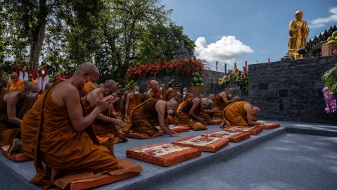 Monjes en templo de Tailandia son expulsados después de dar positivo por metanfetamina