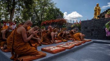 Monjes en templo de Tailandia son expulsados después de dar positivo por metanfetamina