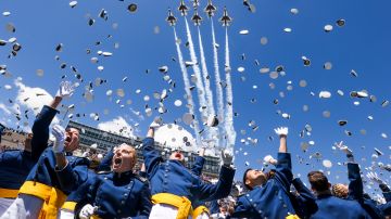 Cadetes de la Academia de la Fuerza Aérea celebran la graduación de la Clase de 2022 en Colorado.