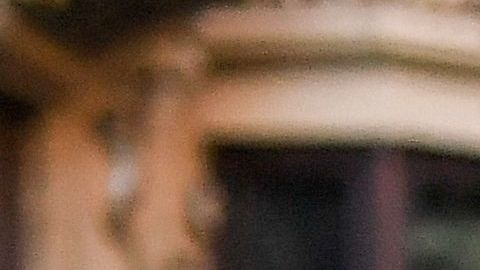 Participantes sostienen carteles con siluetas en una manifestación "contra las muertes en las fronteras" en Barcelona.