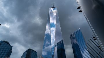 El One World Trade Center se eleva sobre Manhattan.