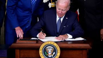 En agosto, el presidente Biden promulgó la Ley de Reducción de la Inflación.