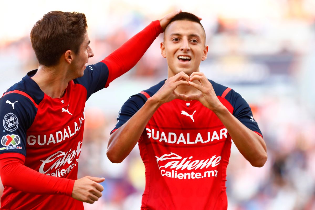 Roberto 'Piojo' Alvarado celebrando un gol con la Chivas de Guadalajara. 