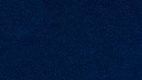 La imagen ilustrativa muestra la pantalla de un teléfono inteligente con la frase "Noticias falsas" en inglés.