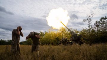 Artilleros ucranianos disparan un cañón autopropulsado "2s7 Pion" en el frente sur de Ucrania.