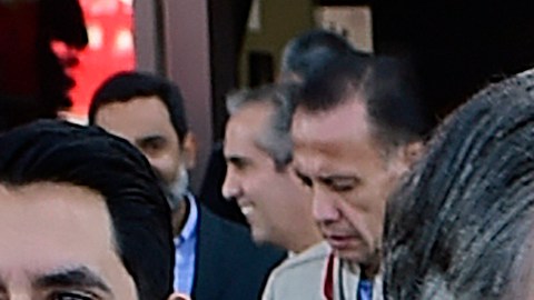 El canciller de México Marcelo Ebrard junto Héctor Ramírez, conocido popularmente como "Caramelo".