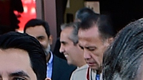 El canciller de México Marcelo Ebrard junto Héctor Ramírez, conocido popularmente como "Caramelo".