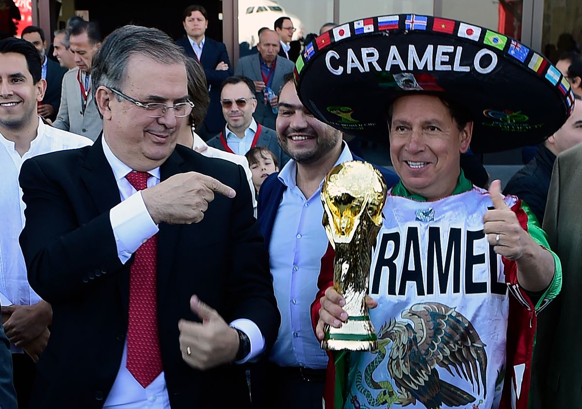 The chancellor of Mexico Marcelo Ebrard together with Héctor Ramírez, popularly known as "Candy".