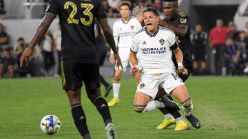 'Chicharito' Hernández recibiendo una falta en un partido de la MLS entre LAFC Y LA Galaxy.