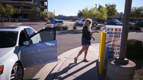 Una mujer deposita su voto en una urna en el condado de Maricopa en Arizona.