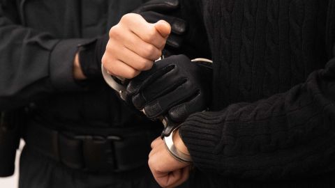 A defendant wears handcuffs as he is brought to a courtroom at the Higher Regional Court in Dresden, eastern Germany on October 28, 2022 as the trial continues over a jewellery heist on the Green Vault (Gruenes Gewoelbe) museum in Dresden's Royal Palace in November 2019. - Six members of a notorious criminal gang stand trial in Germany over the spectacular heist in which 18th-century jewels were snatched from the state museum in Dresden. They are accused of gang robbery and arson after the brazen night raid on The Green Vault museum on November 25, 2019. (Photo by Sebastian Kahnert / POOL / AFP) (Photo by SEBASTIAN KAHNERT/POOL/AFP via Getty Images)