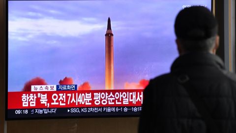 Una prueba de misiles de Corea del Norte es vista en un televisor en Seúl el 3 de noviembre de 2022.