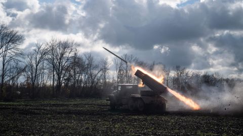 Un lanzacohetes ucraniano dispara hacia las posiciones rusas en el frente en la región de Kharkiv.