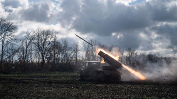 Un lanzacohetes ucraniano dispara hacia las posiciones rusas en el frente en la región de Kharkiv.