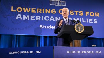 Biden impulsa su plan de alivio de deuda estudiantil pese a las demandas en contra.
