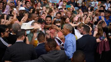 Obama saluda a los partidarios de los candidatos demócratas de Pensilvania en Pittsburgh.