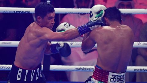 Dmitry Bivol (i) vs. Gilberto 'Zurdo' Ramírez (d) el sábado 5 de noviembre de 2022.